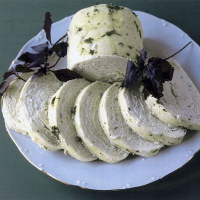 Сырный рулет с зеленью перецем